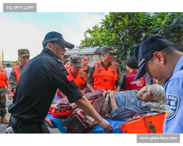 暴雨过后场地维护团队全力以赴24小时抢修恢复工作保障赛事顺利进行 暴雨过后场地维护团队全力以赴24小时抢修恢复工作保障赛事顺利进行