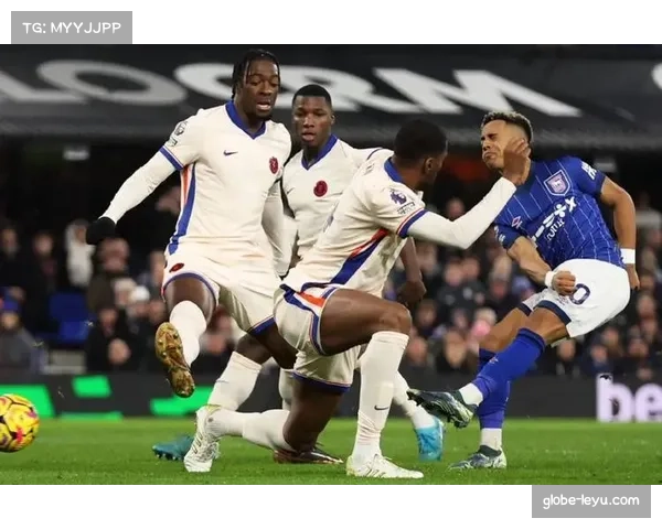 切尔西防守端缺乏协同性,边后卫与中卫之间空当被利用